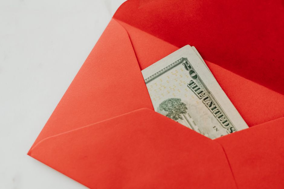 Une enveloppe rouge contenant des billets de banque