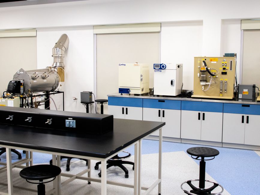 Intérieur d'un laboratoire de recherche équipé de technologies avancées