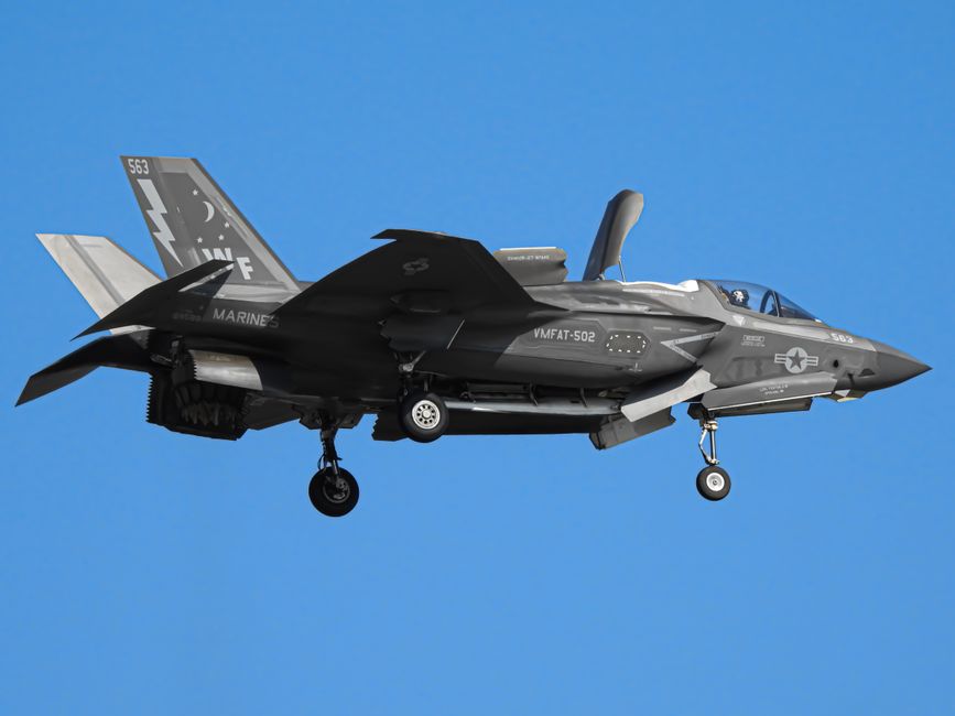 Un F-35 en vol devant un ciel bleu dégagé