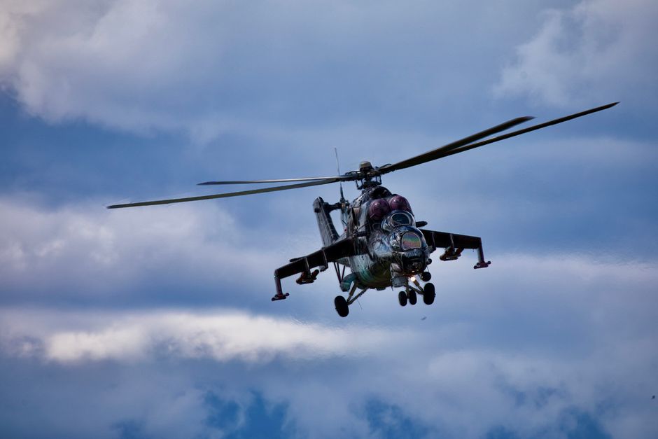 Un hélicoptère militaire en vol dans le ciel nuageux