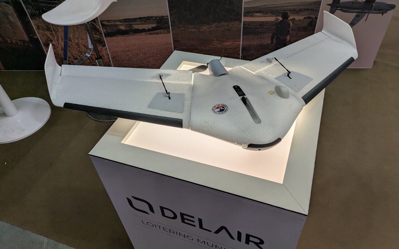 L’industrie française promet de fabriquer jusqu’à 100 munitions téléguidées par jour, mais l’État n’en commande que quelques centaines, soit à peine quelques jours de production L’industrie française promet de fabriquer jusqu’à 100 munitions téléguidées par jour, mais l’État n’en commande que quelques centaines, soit à peine quelques jours de production