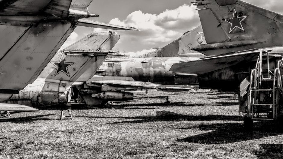 Avions de chasse désaffectés alignés dans un cimetière aérien militaire.
