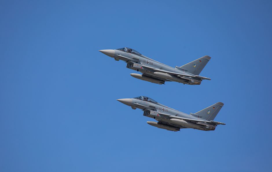 Deux chasseurs de combat volant en formation dans le ciel