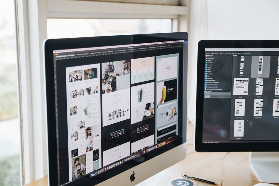 Poste de travail avec deux écrans affichant un logiciel de conception graphique