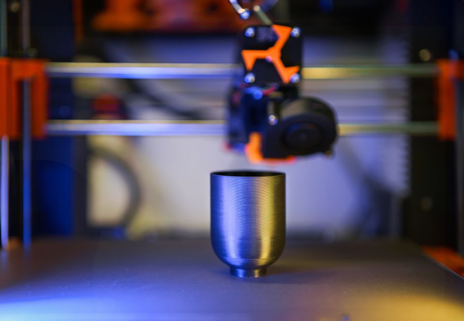 Imprimante 3D fabriquant une pièce métallique de précision
