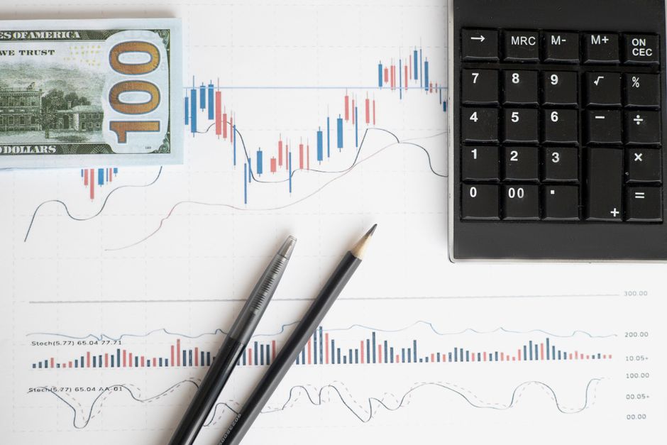 Espace de travail avec graphiques et calculatrice pour analyser des données financières