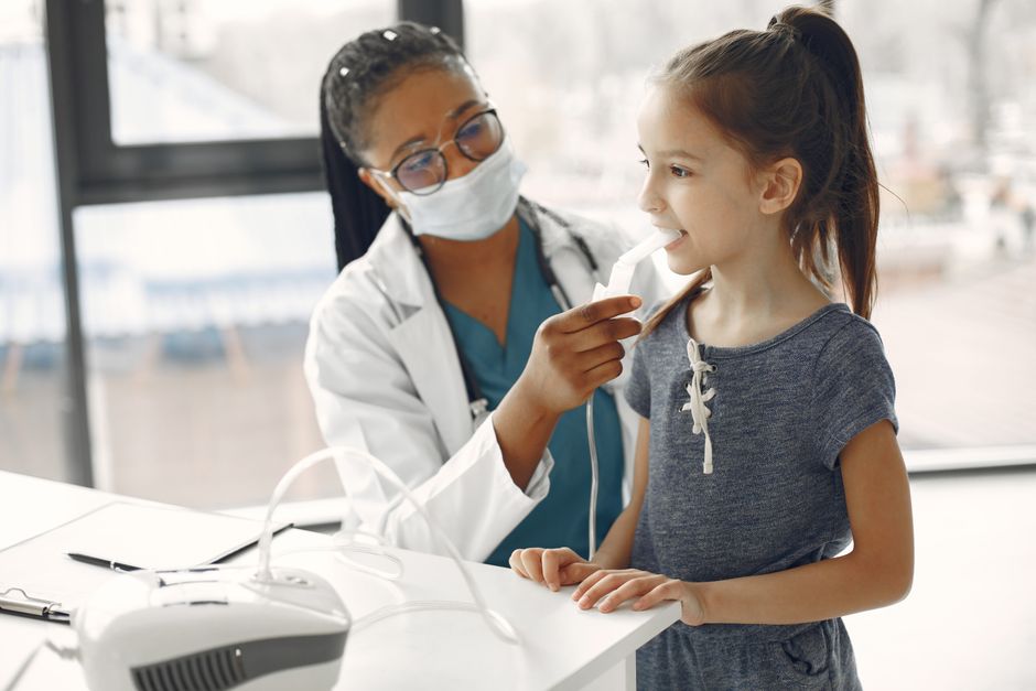 Une médecin examine une jeune fille dans un cabinet médical.