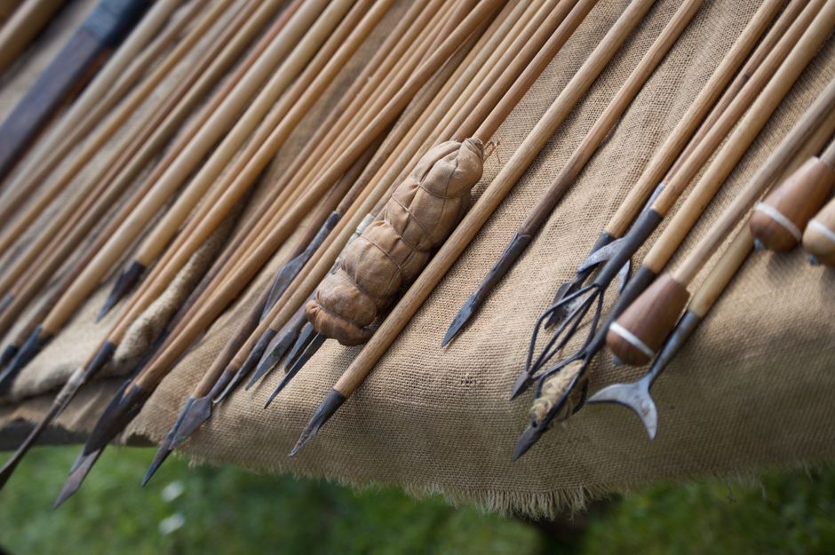 Gros plan de lances en bois avec pointes acérées posées sur toile