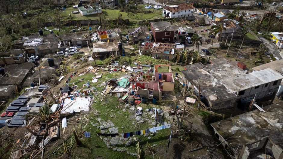 Vue aérienne de dégâts étendus causés par un cyclone dans une zone résidentielle.