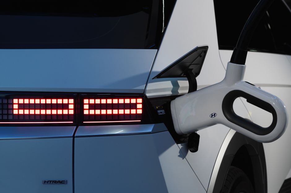 Véhicule électrique Hyundai en cours de recharge à une borne