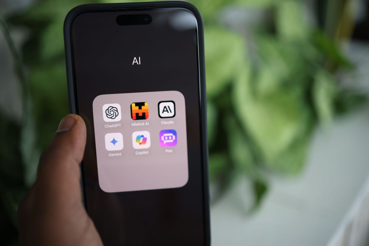 iOS 27 en France : trois outils IA retouchent les photos, mais tous les iPhone n’y ont pas accès Dans Photos sous iOS 27, Corriger, Étendre et Réorienter permettent de modifier une image grâce à Apple Intelligence