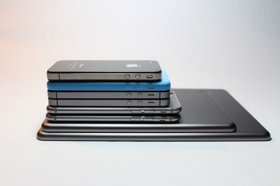 Plusieurs modèles d'iPhone et tablettes alignés côte à côte
