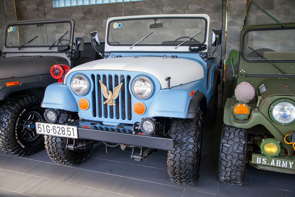 Collection de Jeep classiques aux designs militaires vintage en intérieur.