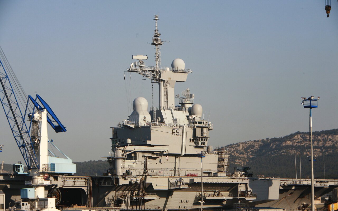 La superstructure d'un porte-avions et ses radars, détaillée de près sous un ciel clair