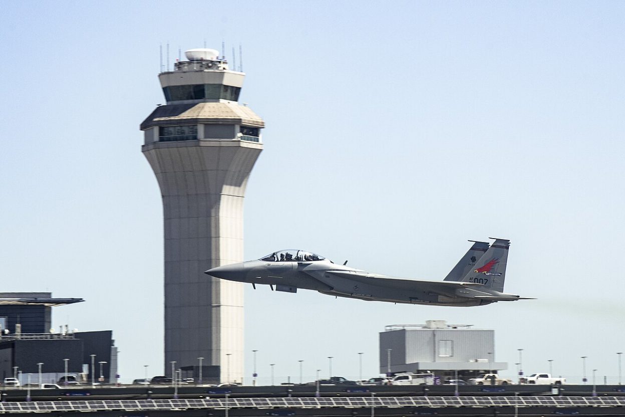 Le F-15EX va renforcer sa protection : l’US Air Force cherche un système d’alerte contre les missiles Un F-15EX Eagle II de l’US Air Force lors d’un déploiement d’évaluation à Kadena, au Japon