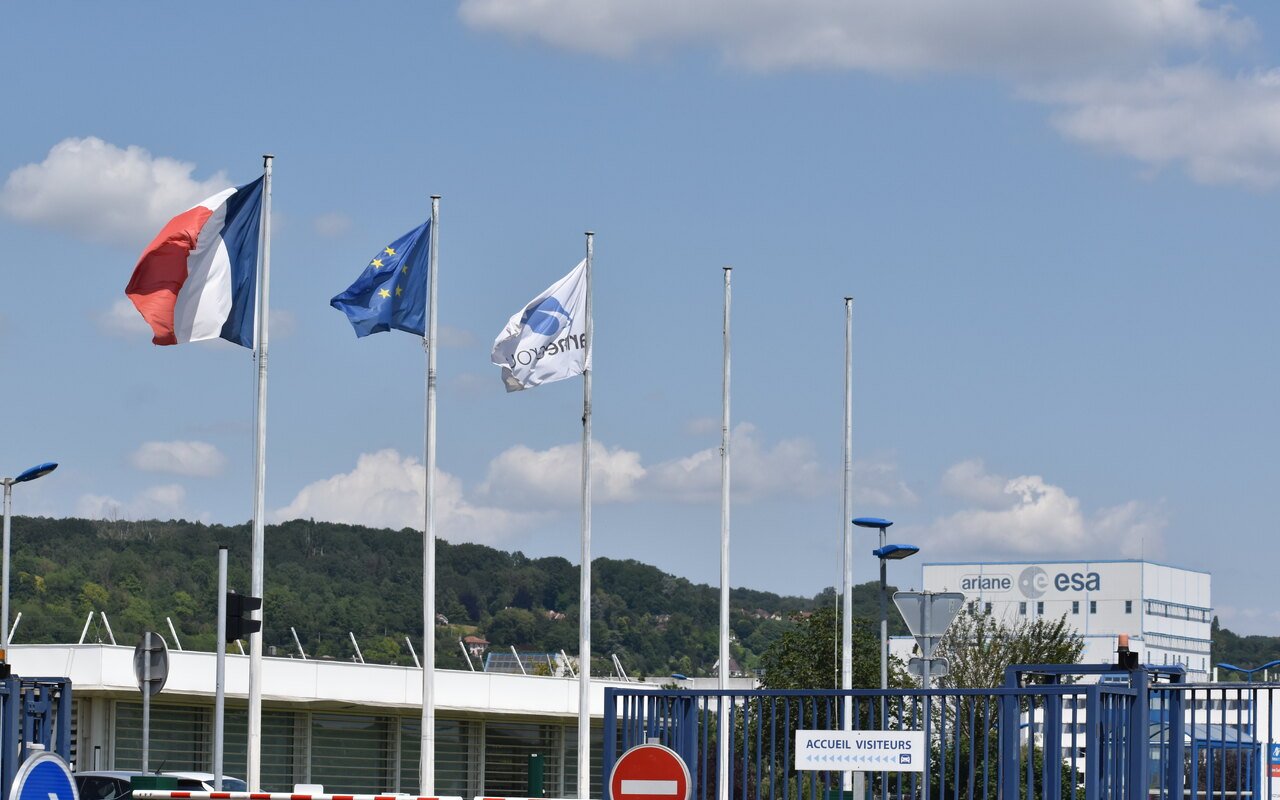 L'entrée du site ArianeGroup des Mureaux, drapeaux au vent