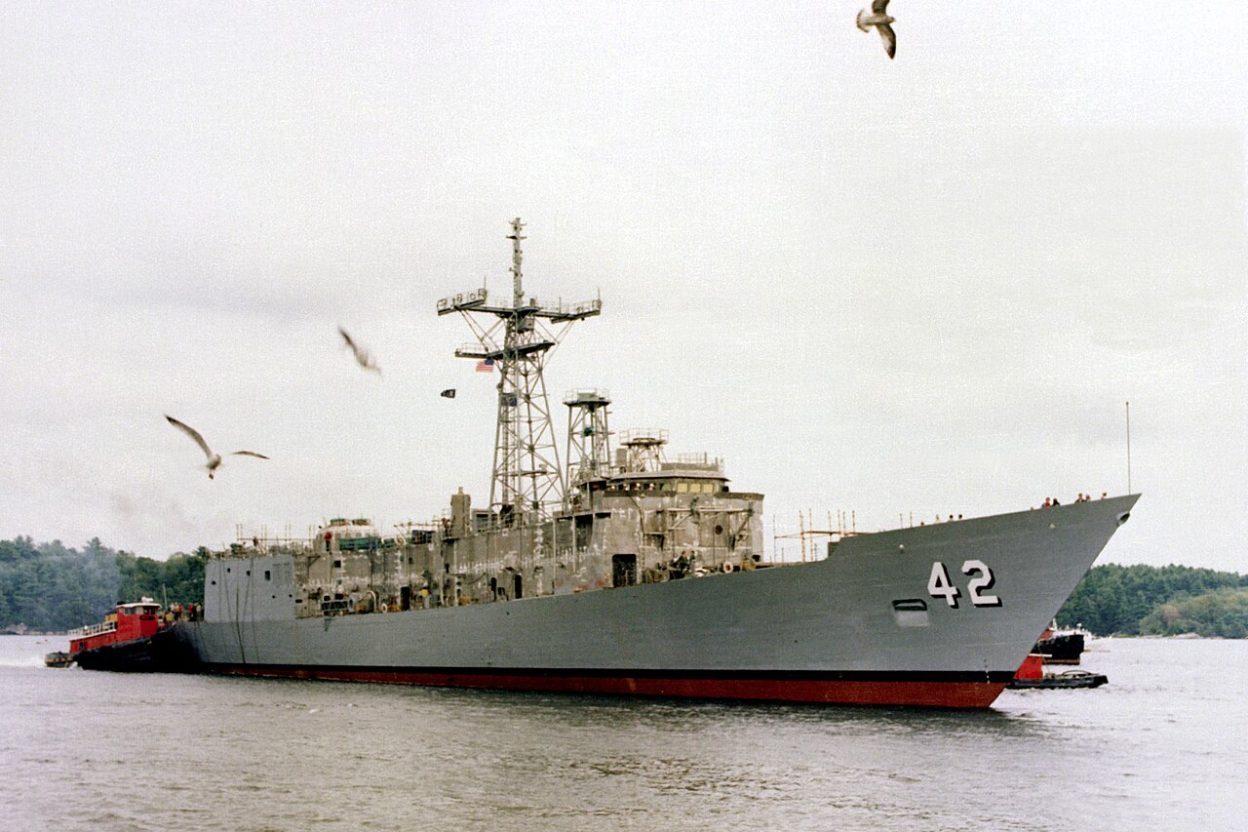 L’ex-USS Klakring coulé dans l’Atlantique : les États-Unis et le Royaume-Uni testent leurs nouveaux missiles Le HMS Portland tire un Naval Strike Missile lors de l’exercice Atlantic Thunder 2026