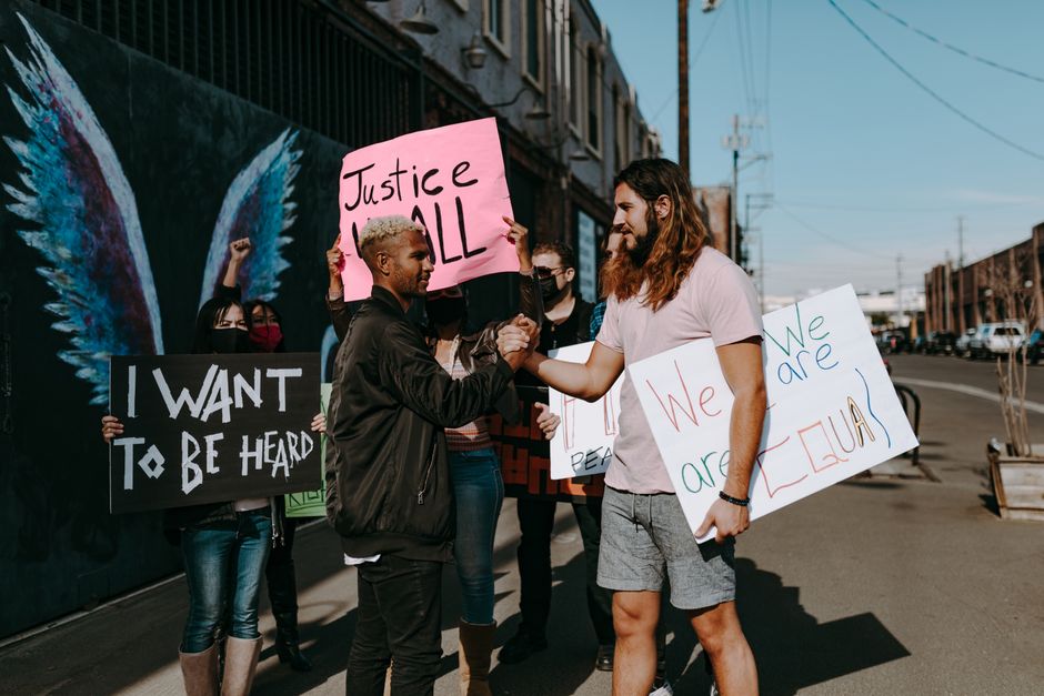 Groupe de personnes rassemblées lors d'une manifestation en plein air