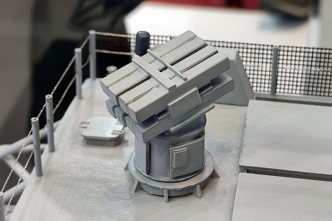 Lockheed Martin teste le missile Spike NLOS depuis un véhicule ISV-U avec 17 engagements de précision Maquette d'un système de lancement de missiles présentée lors d'un événement professionnel, avec un socle rotatif et des tubes de lancement multiples
