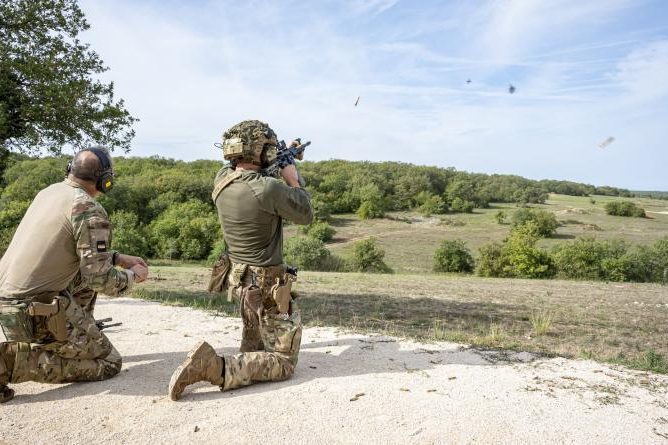 Lutte anti-drones : l’armée de Terre expérimente 83 systèmes de 34 entreprises pendant deux semaines à Caylus Essais de neutralisation par tir dirigé lors de l'expérimentation conduite sur le camp militaire de Caylus