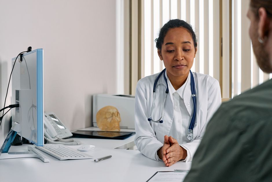 Une médecin consulte un patient dans un cabinet médical moderne
