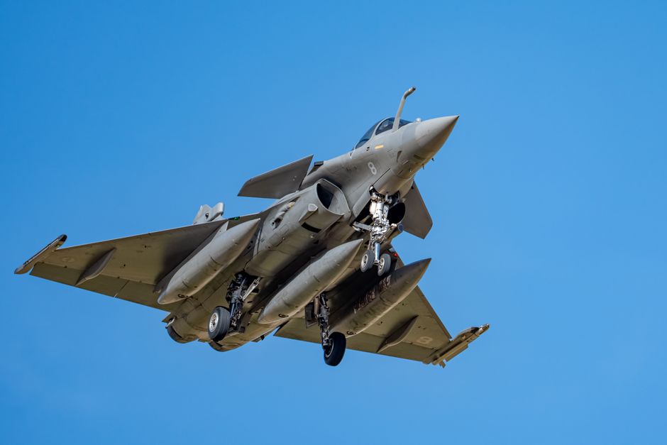 Un avion Rafale en vol lors d'une démonstration aérienne.
