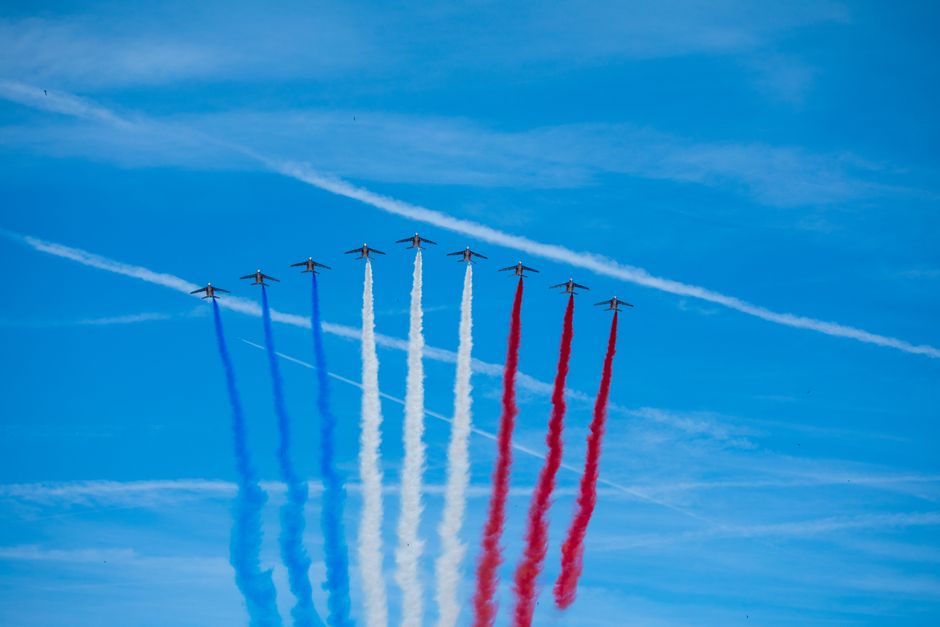 Avions de chasse en formation laissant des traînées de fumée colorée
