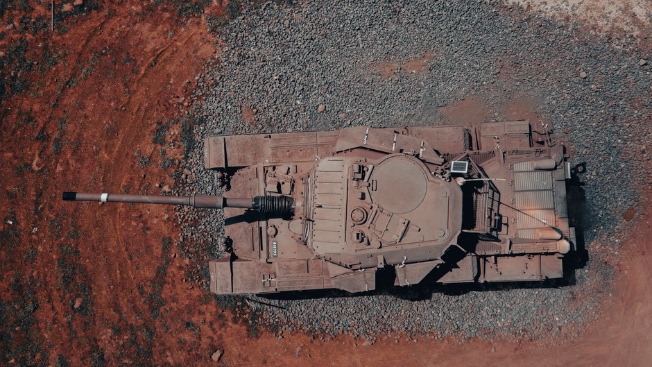 Hélicoptère militaire en vol au-dessus d'un terrain accidenté