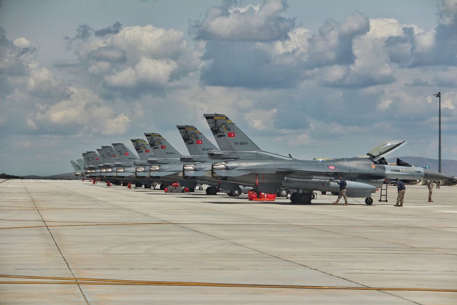 Avions de chasse alignés sur le tarmac d'une base aérienne