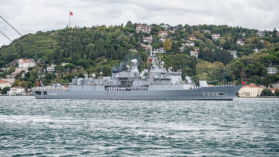 Un navire de patrouille maritime naviguant en mer.