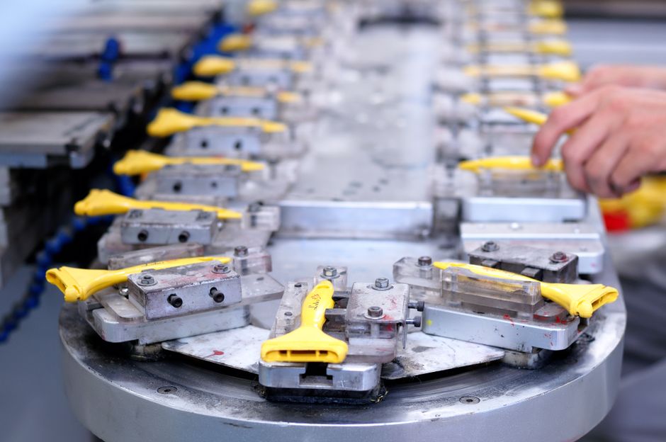 Chaîne de production d'usine avec des composants jaunes en assemblage