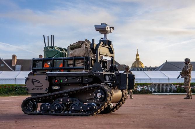 PAT 2026 : l’armée de Terre présente ses drones, robots et technologies SCORPION pour le combat divisionnaire Robot terrestre autonome présenté lors de la PAT 2026 à l'École militaire à Paris