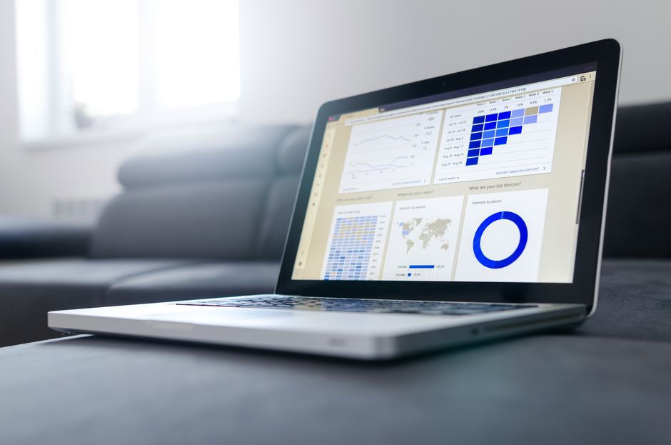 Un ordinateur portable affiche des graphiques et données analytiques sur son écran