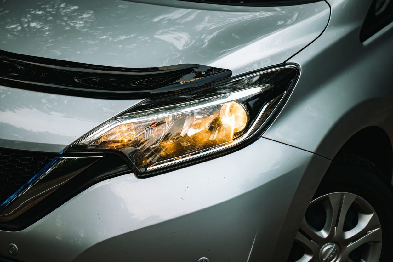 Phares LED et éblouissement : les États-Unis préparent de nouvelles règles, sans changement prévu en France Les phares adaptatifs modifient automatiquement leur faisceau pour améliorer la visibilité tout en limitant l'éblouissement des autres conducteurs