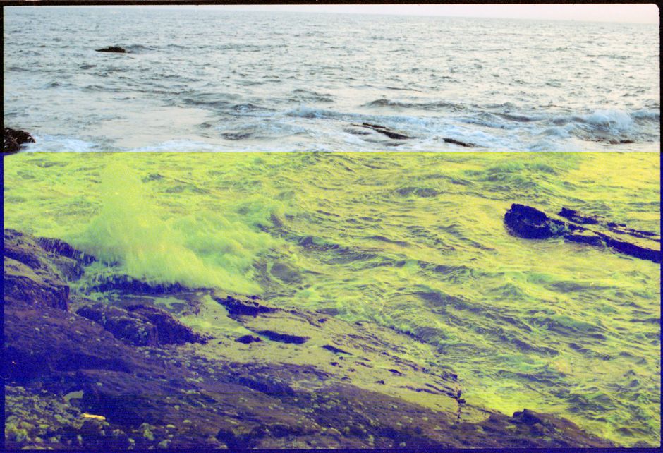 Une photo retouchée montrant des vagues contre une côte rocheuse