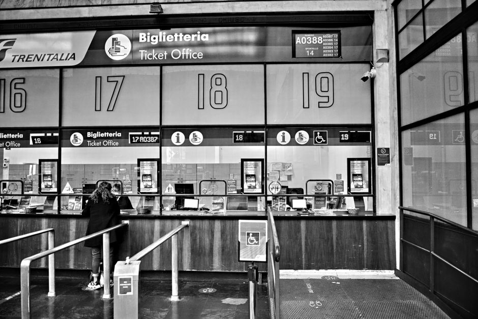 Guichet de billetterie avec comptoirs numérotés dans une gare