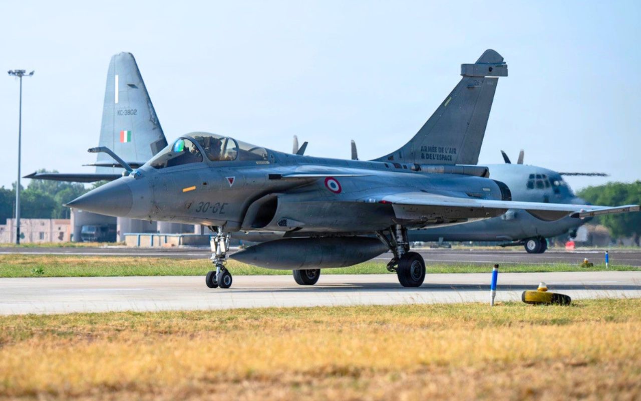 Rafale B biplace de l’armée de l’Air et de l’Espace roulant sur la base aérienne de Jodhpur, Inde, pendant l’exercice Tarang Shakti 26, avec des C-130J de l’armée de l’air indienne en arrière-plan Rafale B biplace de l’armée de l’Air et de l’Espace roulant sur la base aérienne de Jodhpur, Inde, pendant l’exercice Tarang Shakti 26, avec des C-130J de l’armée de l’air indienne en arrière-plan