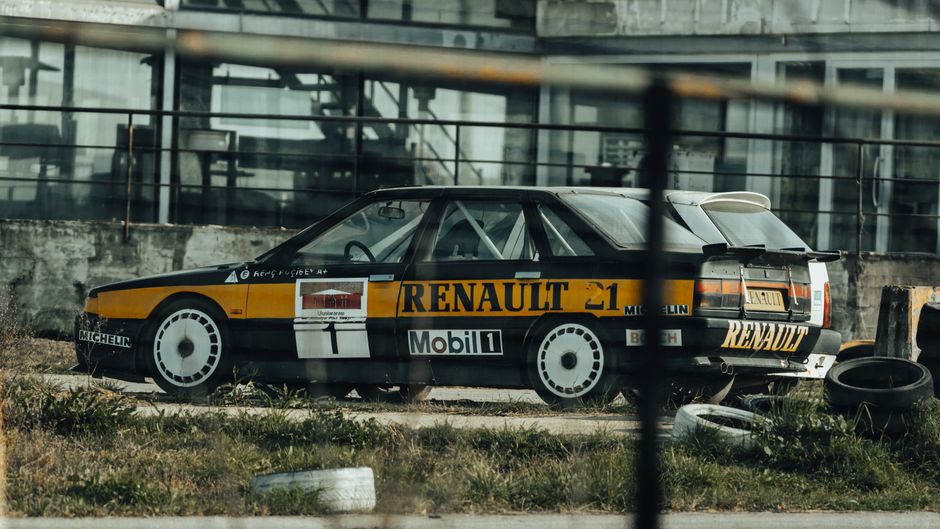 Renault de course classique garée dans un cadre industriel
