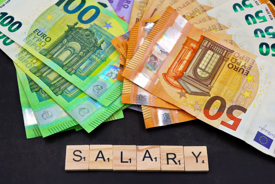 Billets en euros et lettres formant le mot « salaire »