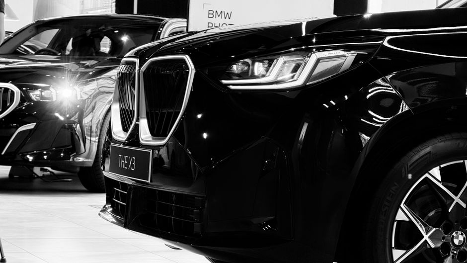 Voiture BYD Dolphin G DM-i exposée en showroom