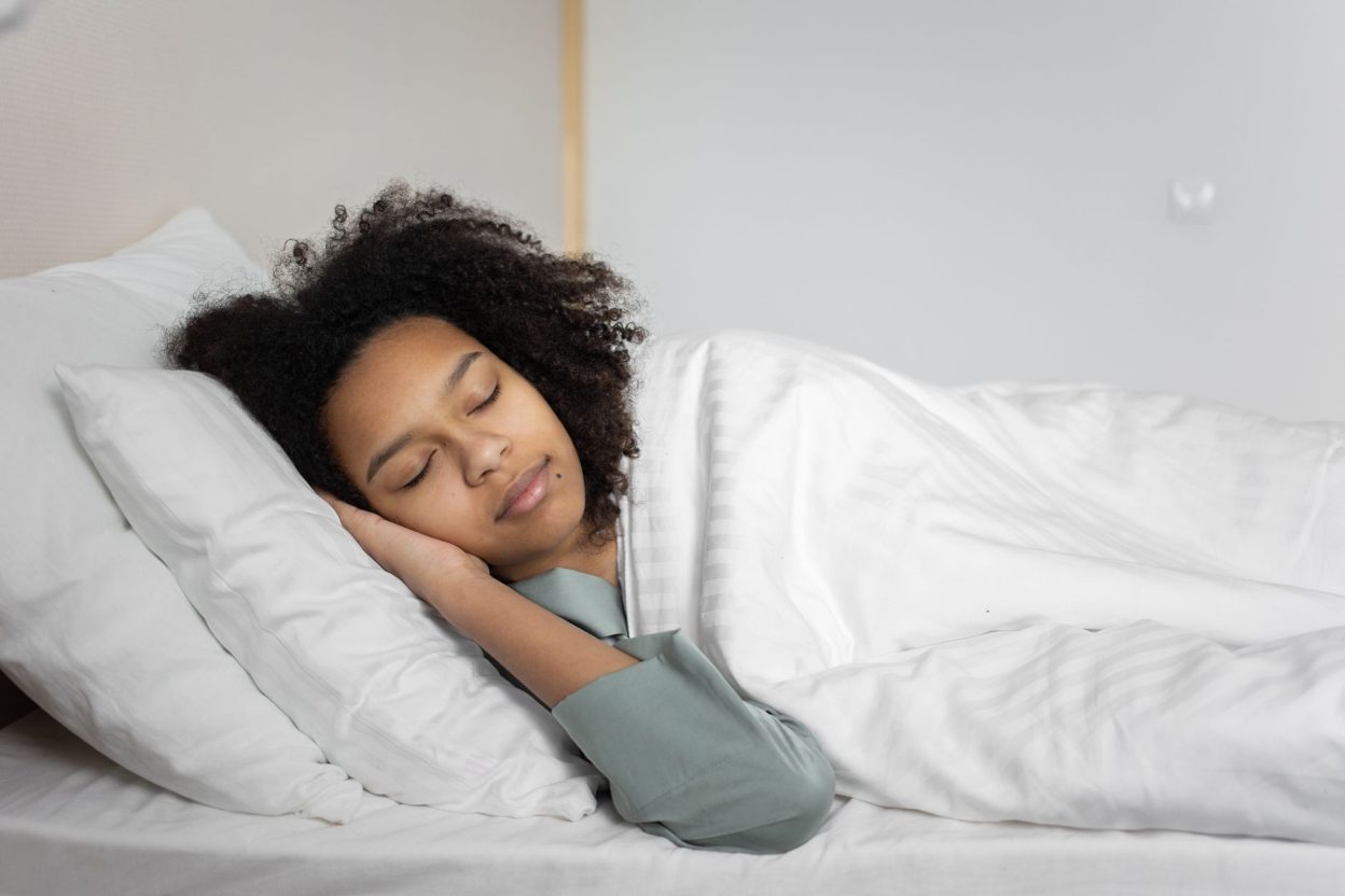 Sommeil : faut-il dormir sur le dos ou sur le côté ? La position dépend surtout de votre santé La meilleure position pour dormir dépend notamment des éventuels troubles respiratoires et de l’âge