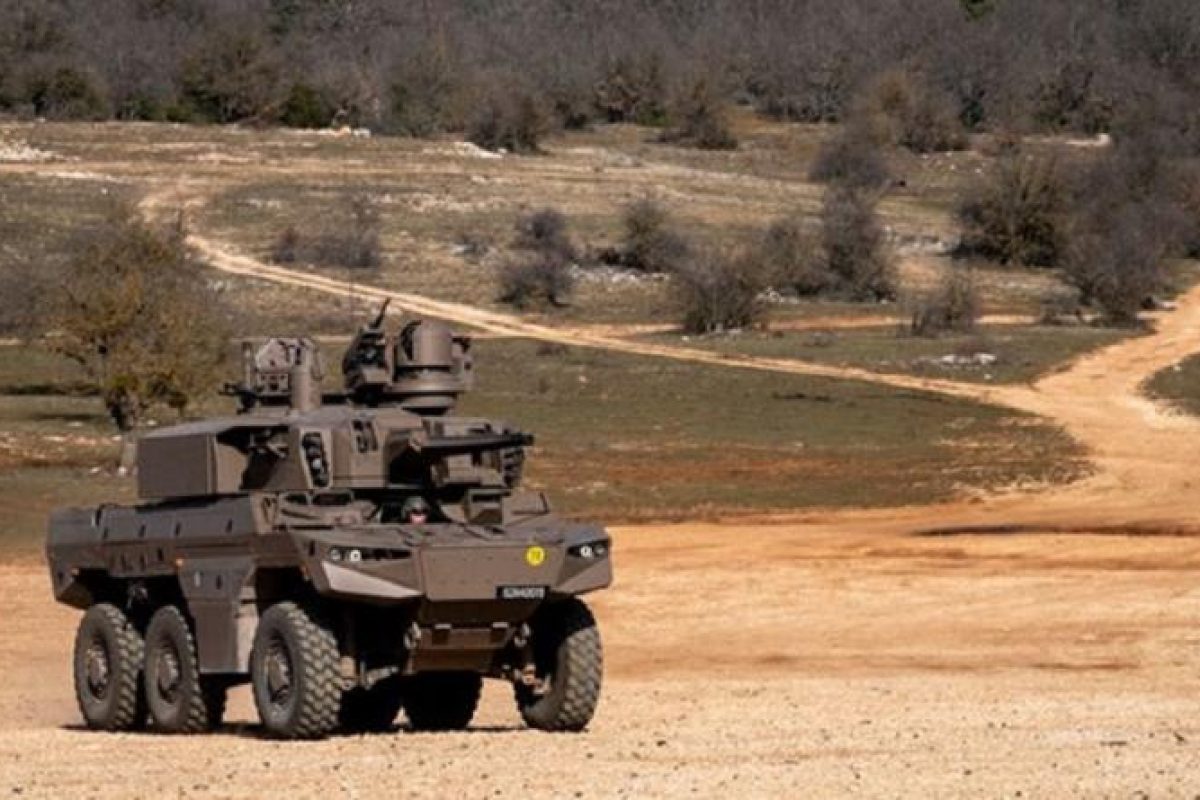 Engin blindé Jaguar à six roues sur terrain dégagé avec tourelle et canon
