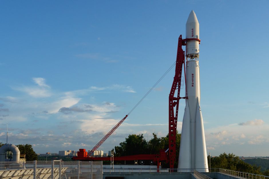 Une fusée Vostok sur son pas de tir sous un ciel dégagé.