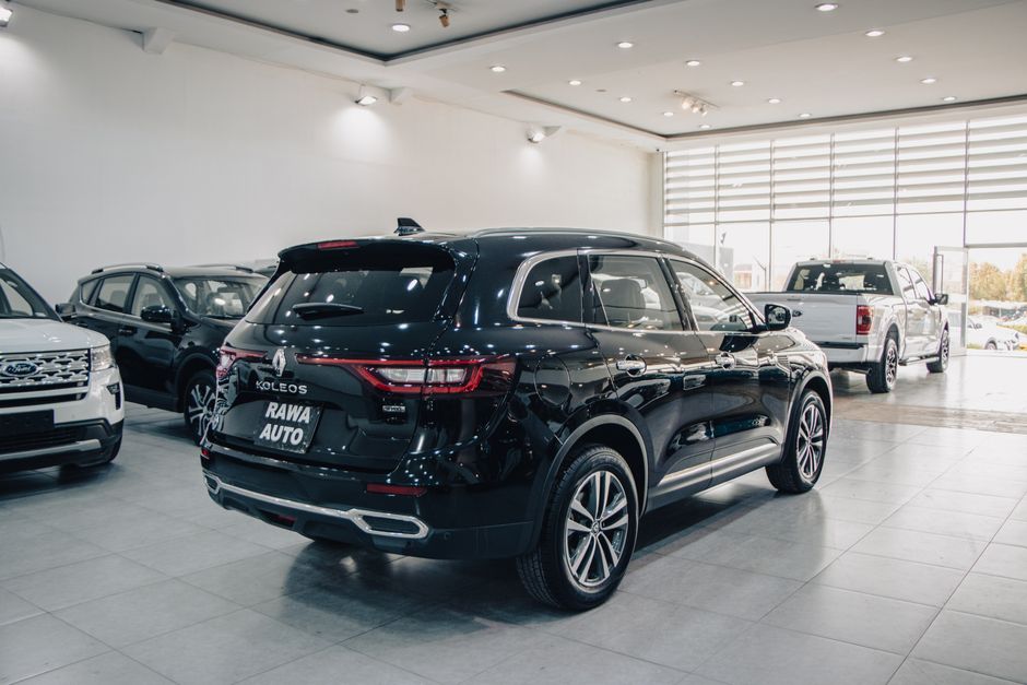 Showroom automobile moderne présentant des véhicules SUV