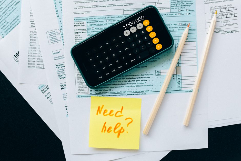 Vue de dessus de documents fiscaux avec calculatrice et stylos