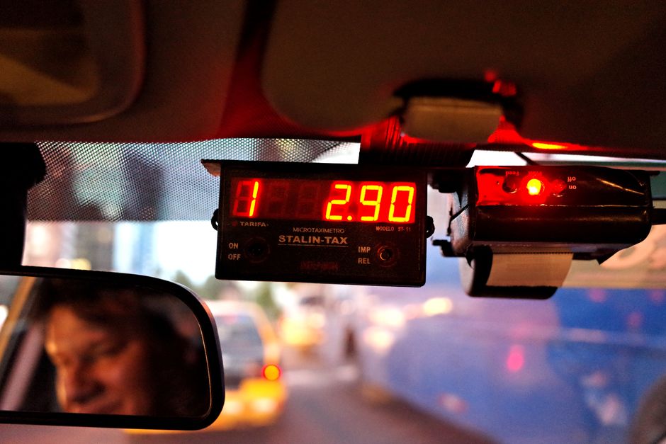 Compteur de taxi affichant le tarif dans un embouteillage urbain