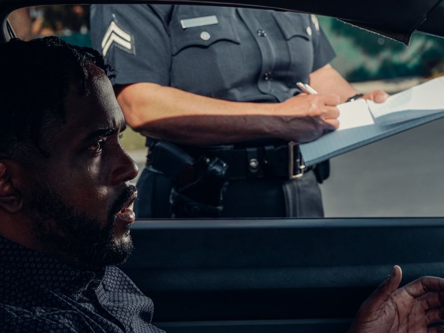 Un policier remet une contravention à un conducteur lors d'un contrôle routier.