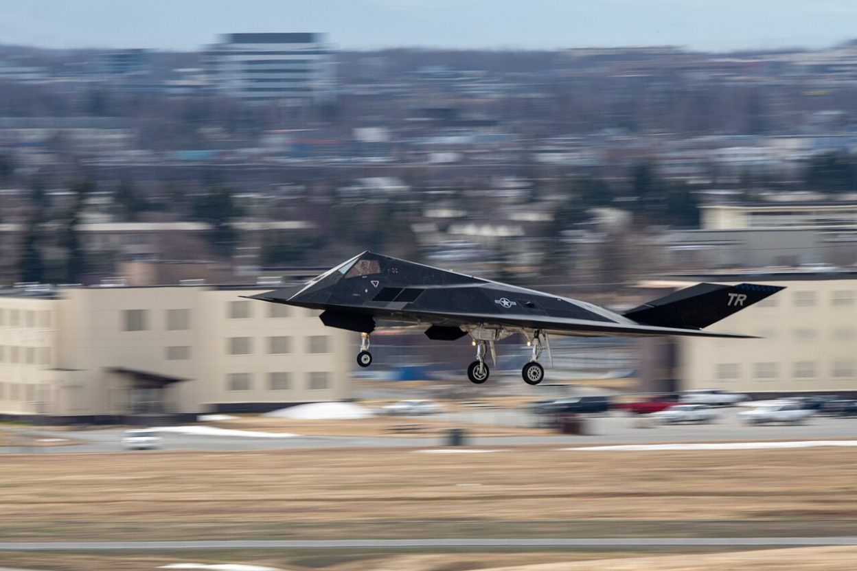 Le F-117A « The Overachiever » a été transporté démonté à bord d'un C-5M Super Galaxy le 6 octobre 2026. Crédit : U.S. Air Force