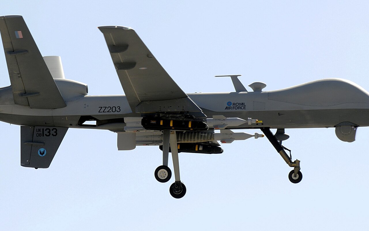 Un drone MQ-9 Reaper en vol, train sorti
