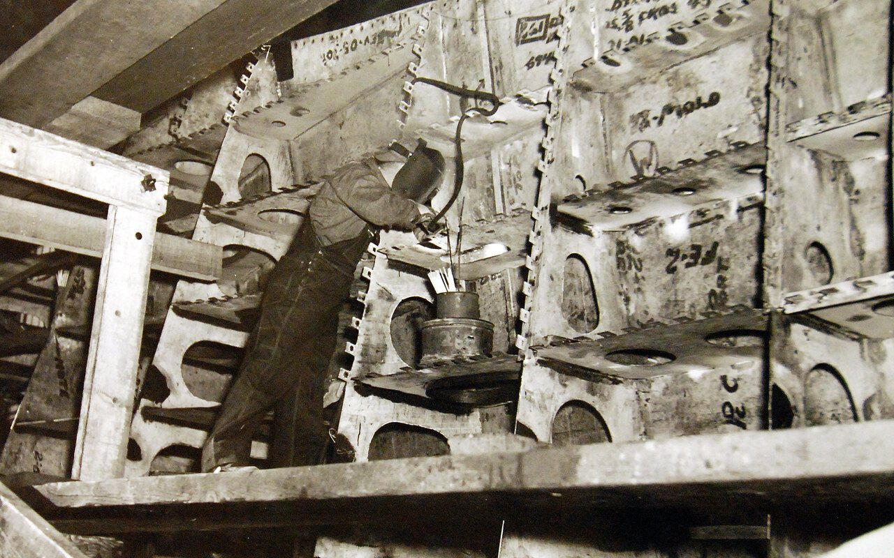 Un soudeur au travail sur la proue d'un navire en construction, photo d'archive